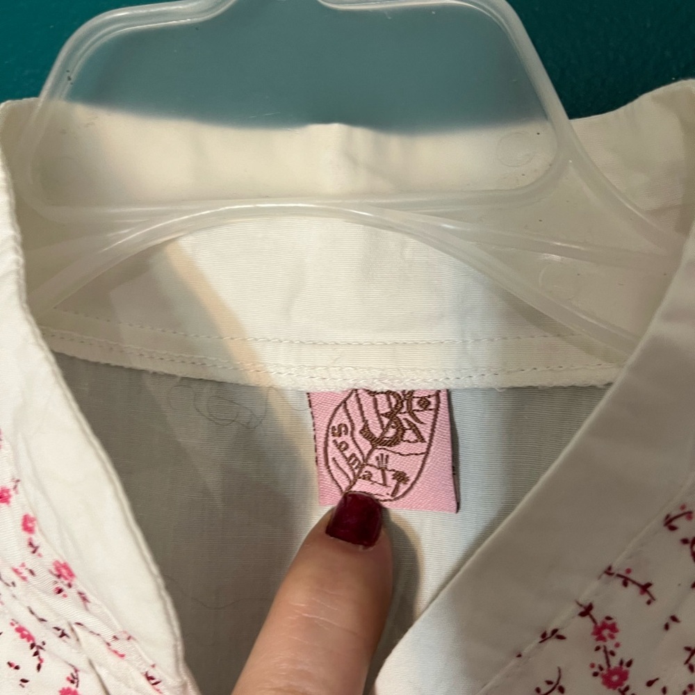 Chic White Wrap Blouse with Pink Floral Trim - Picture 3 of 5